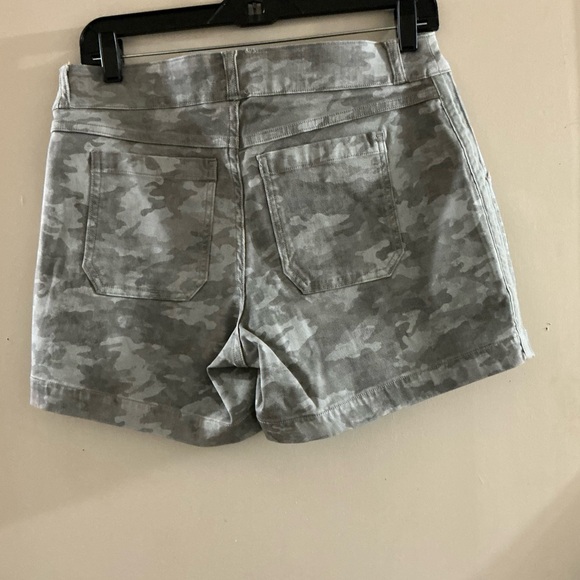 Spanx Stretch Twill Shorts 6" Stonewash Camo Green Women’s Size Medium - Picture 6 of 6